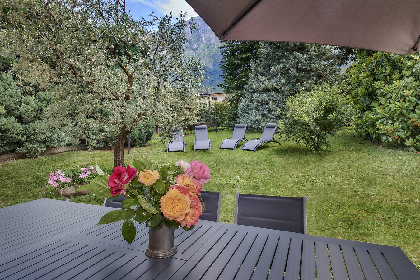 Villa 'Rosa' with Lake View, Wi-Fi and Air Conditioning in Lierna, Prealpi Bergamasche Occidentali