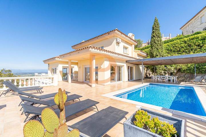 Casa rural para 10 personas, con Terraza y Piscina en Palau Sabardera