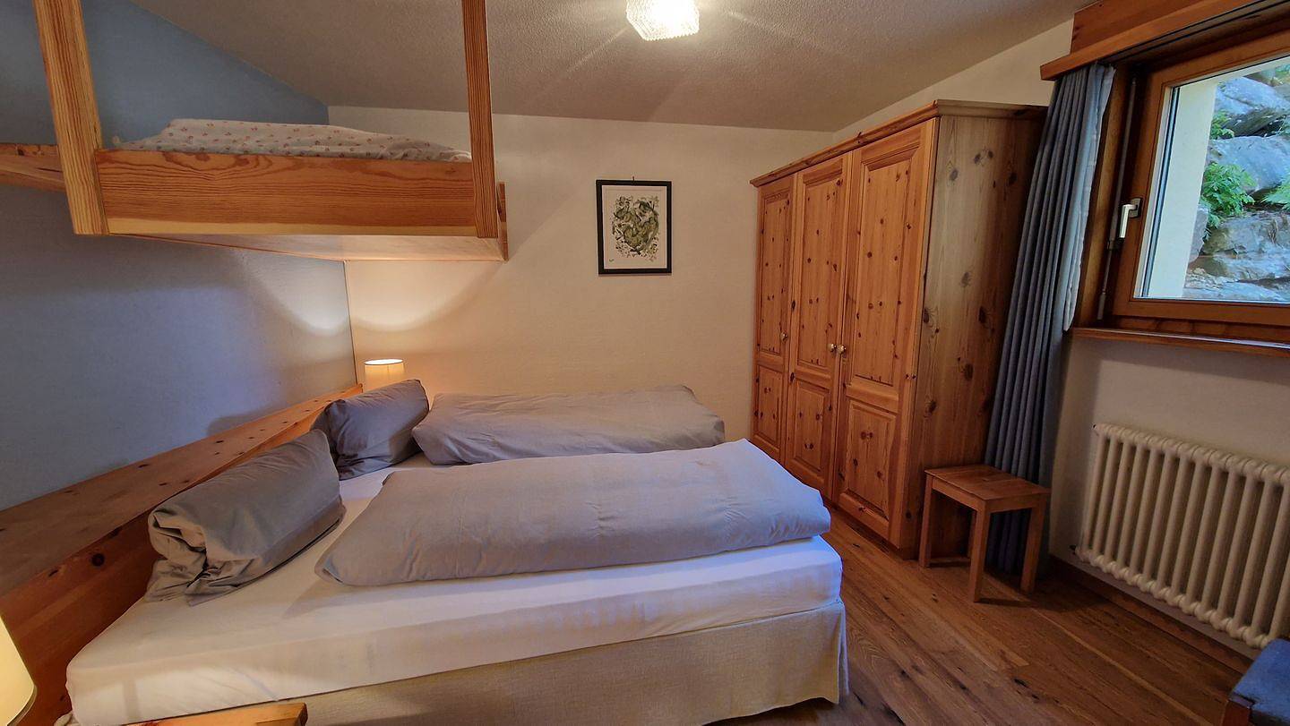 Ganze Wohnung, 2 1/2-Zimmerwohnung, geräumiges Wohnzimmer, eigener Zugang vom Parkplatz in Silvaplana, Sankt Moritz
