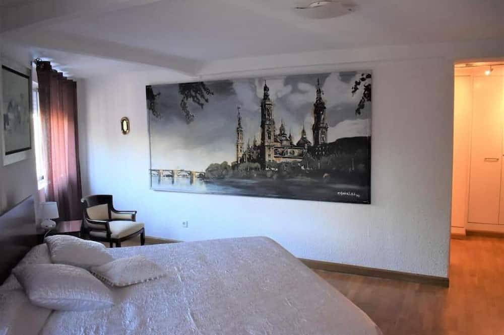 Entire apartment, Casa con terrazas, a spacious appartment with 3 terraces,6 bedrooms & 4 bathroom in Saragossa, Saragossa Province