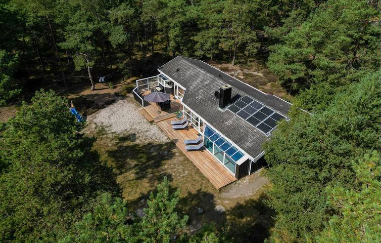 Feriehus for 10 personer, med terrasse og sauna samt have - 1