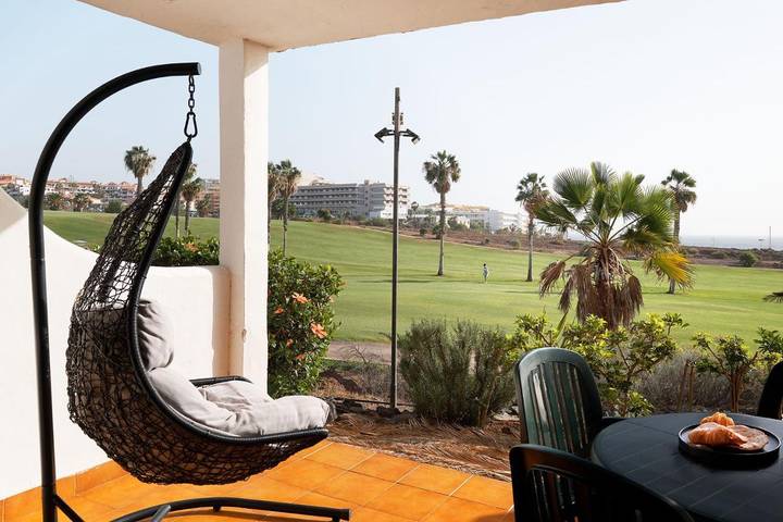 Apartamento para 3 personas, con jardín además de piscina y vistas en Amarilla Golf