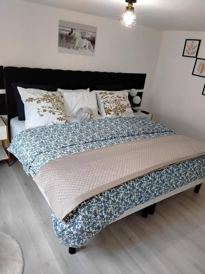 Three-Bedroom Home in Aÿ-Champagne, Parc naturel régional de la Montagne de Reims