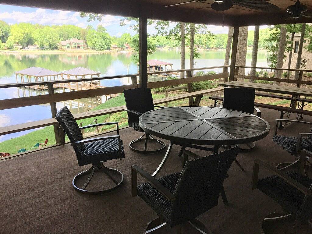 Retreat am See, neues Bootshaus, Pavillon auf tiefem Wasser in Mayhew, Lake Norman