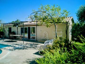 Gîte pour 2 personnes, avec jardin ainsi que piscine et terrasse, animaux acceptés à Bédarrides