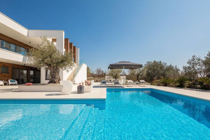 Villa für 14 Personen, mit Balkon/Terrasse und Terrasse sowie Sauna