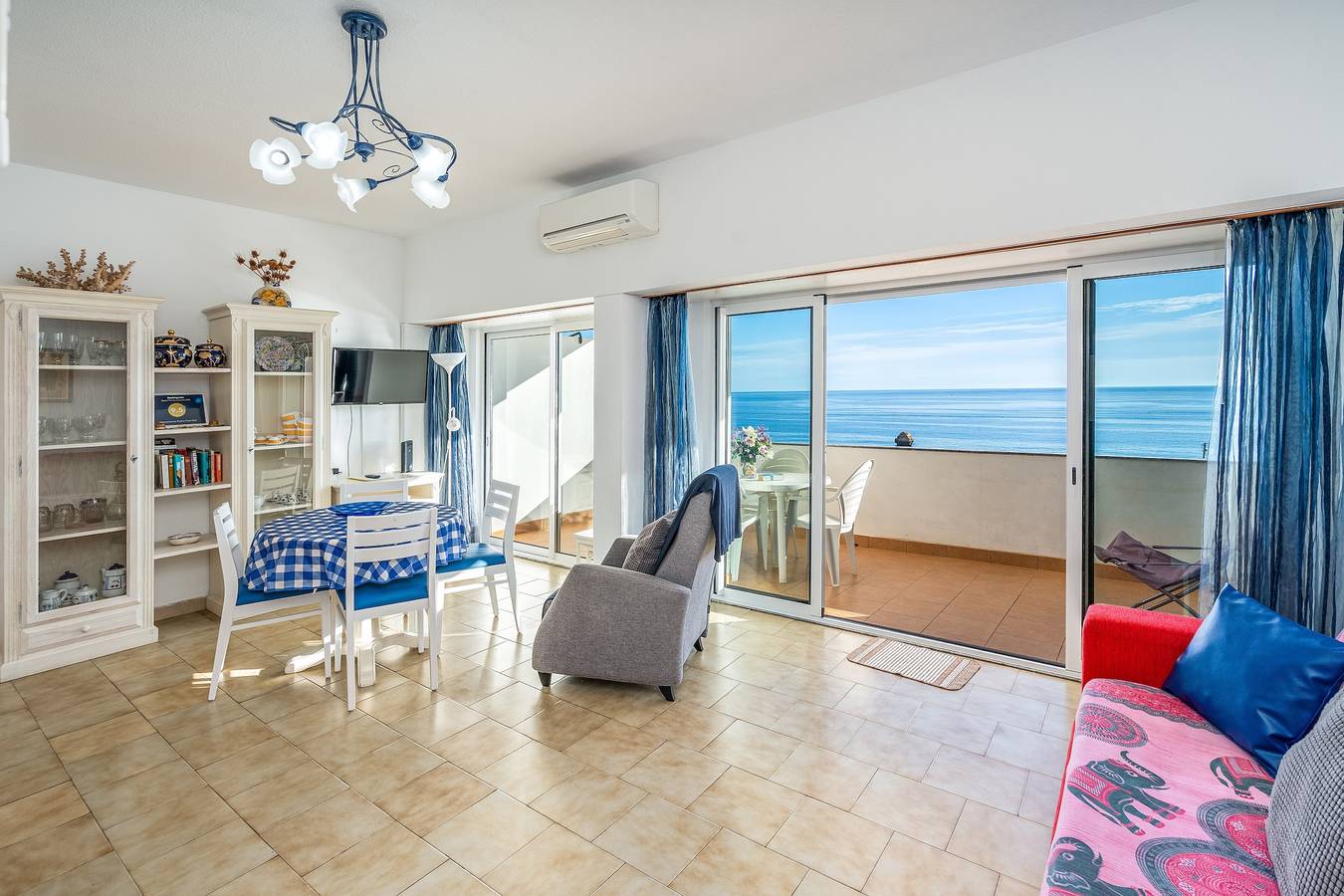 Apartamento inteiro, Apartamento 'Apartamento Frente Mar' com vista para o mar, Wi-Fi e ar condicionado in Praia da Rocha, Portimão
