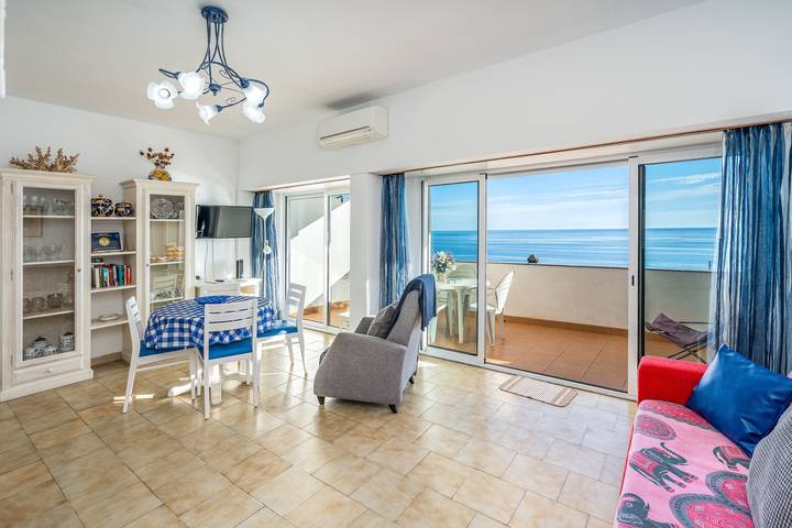 Entire apartment, Apartment 'Apartamento Frente Mar' with Sea View, Wi-Fi and Air Conditioning in Praia da Rocha, Portimão