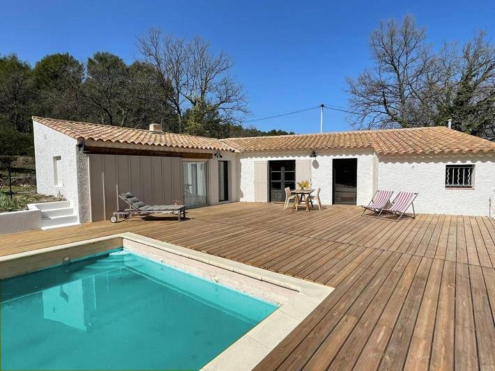 Location de vacances pour 4 personnes, avec vue ainsi que jardin et piscine à Le Puy-Sainte-Réparade
