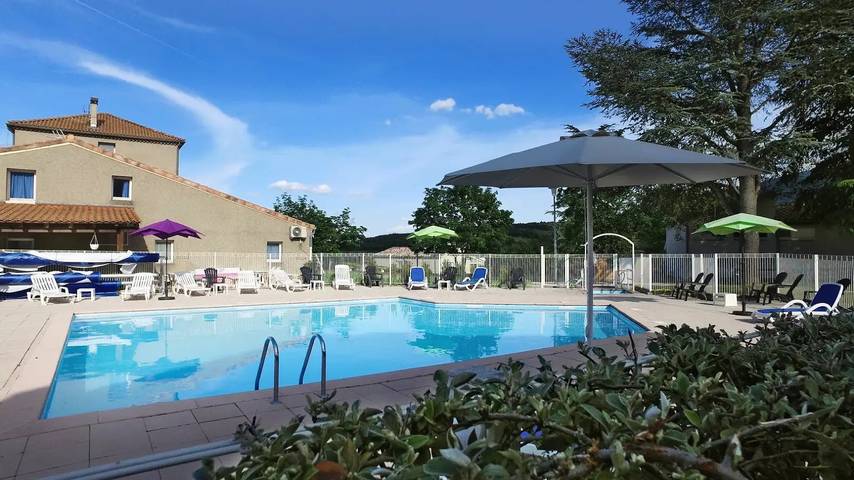 Gîte pour 4 personnes, avec terrasse et piscine à Lagrand