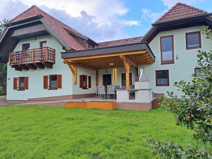 Ferienhaus für 16 Personen, mit Balkon und Terrasse sowie Whirlpool und Garten