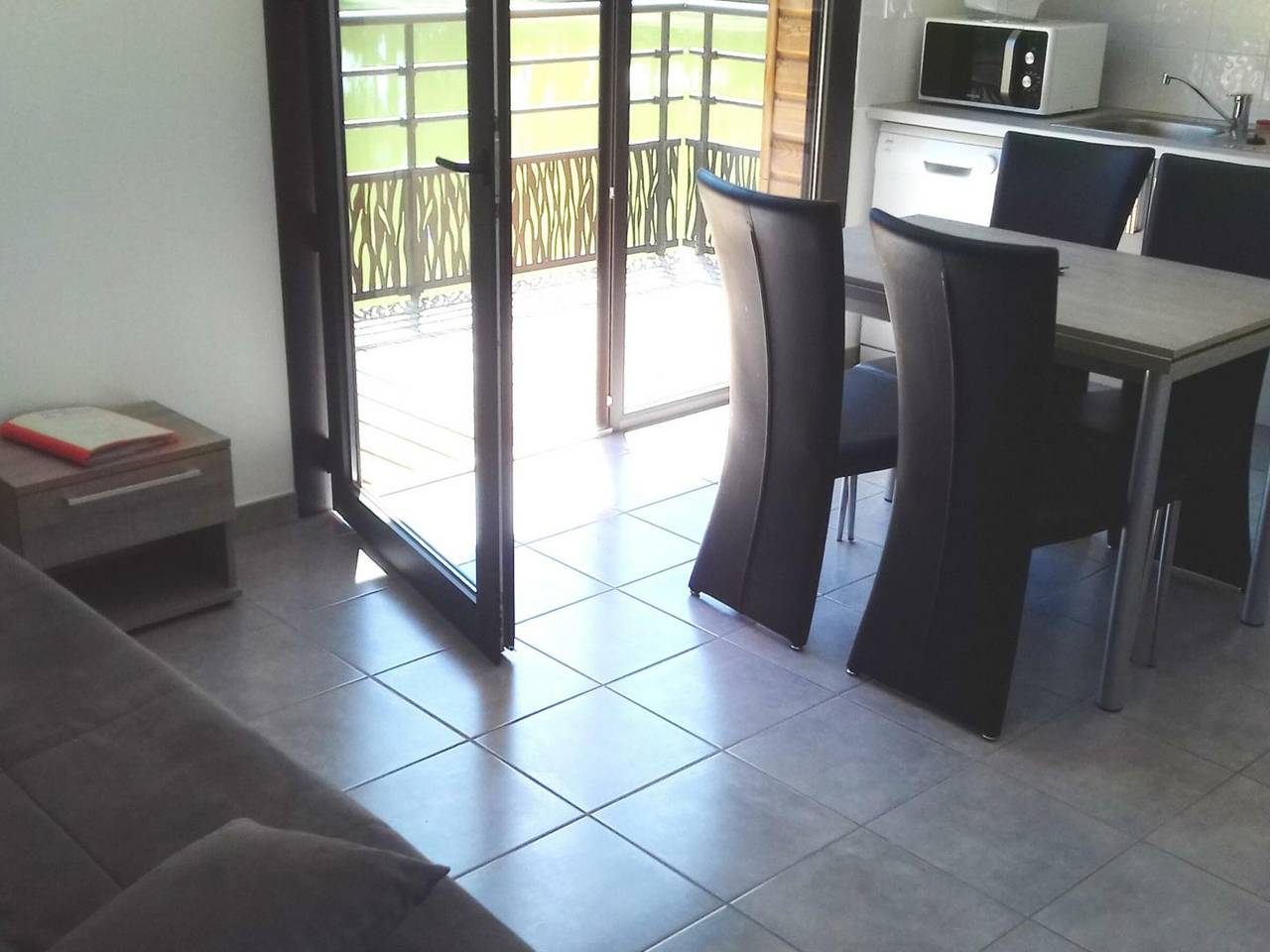 Chalet confortable en bord d'étang avec terrasse privative, proche de Saint-Étienne, animaux acceptés in Veauchette, Montbrison