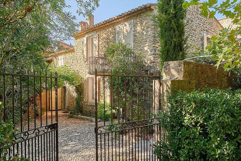 Large 18th century Provencal cottage, restored\n5 bedrooms, 4 bathrooms in Oppède, Parc naturel régional du Luberon
