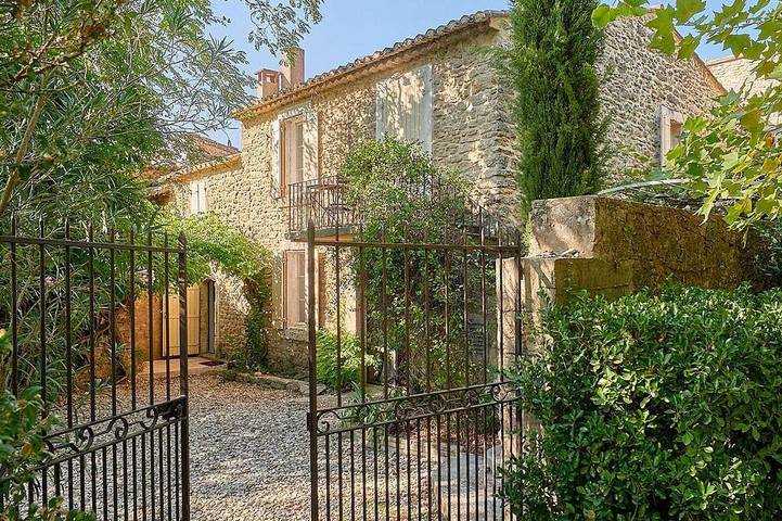 Large 18th century Provencal cottage, restored
5 bedrooms, 4 bathrooms in Oppède, Parc naturel régional du Luberon