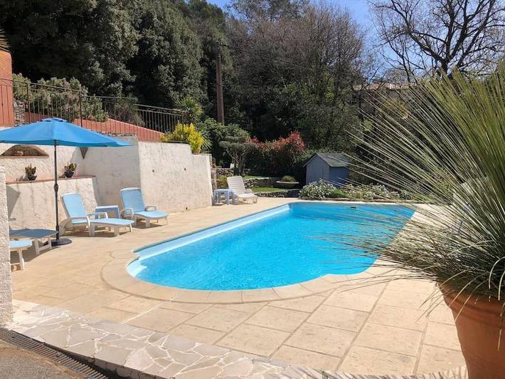 Gîte pour 4 personnes, avec vue et terrasse ainsi que piscine et jardin à Belgentier - 2