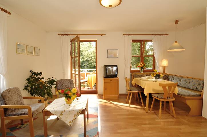 Ganze Wohnung, Ferienwohnung '2' mit Gemeinschaftsgarten, Balkon und Wi-Fi in Wasserburg (Bodensee), Bayerisch Schwaben
