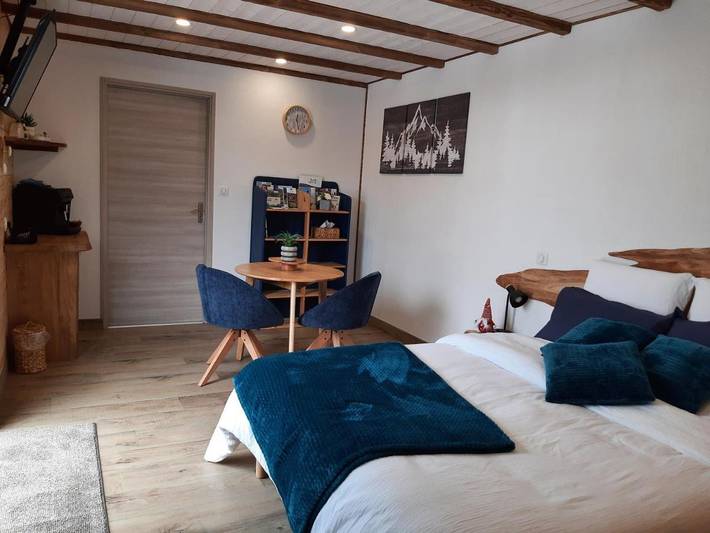 Location de vacances pour 2 personnes, avec terrasse ainsi que jardin et vue à Le Syndicat - 3