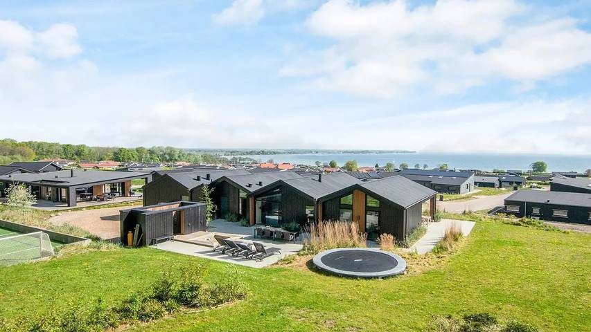 Ferienhaus für 13 Personen, mit Pool und Whirlpool