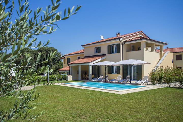 Chalet para 10 personas, con terraza además de jardín y piscina - 1