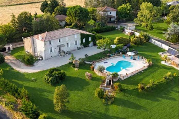 Location de vacances pour 16 personnes, avec terrasse ainsi que vue et piscine, animaux acceptés à Le Pian-sur-Garonne