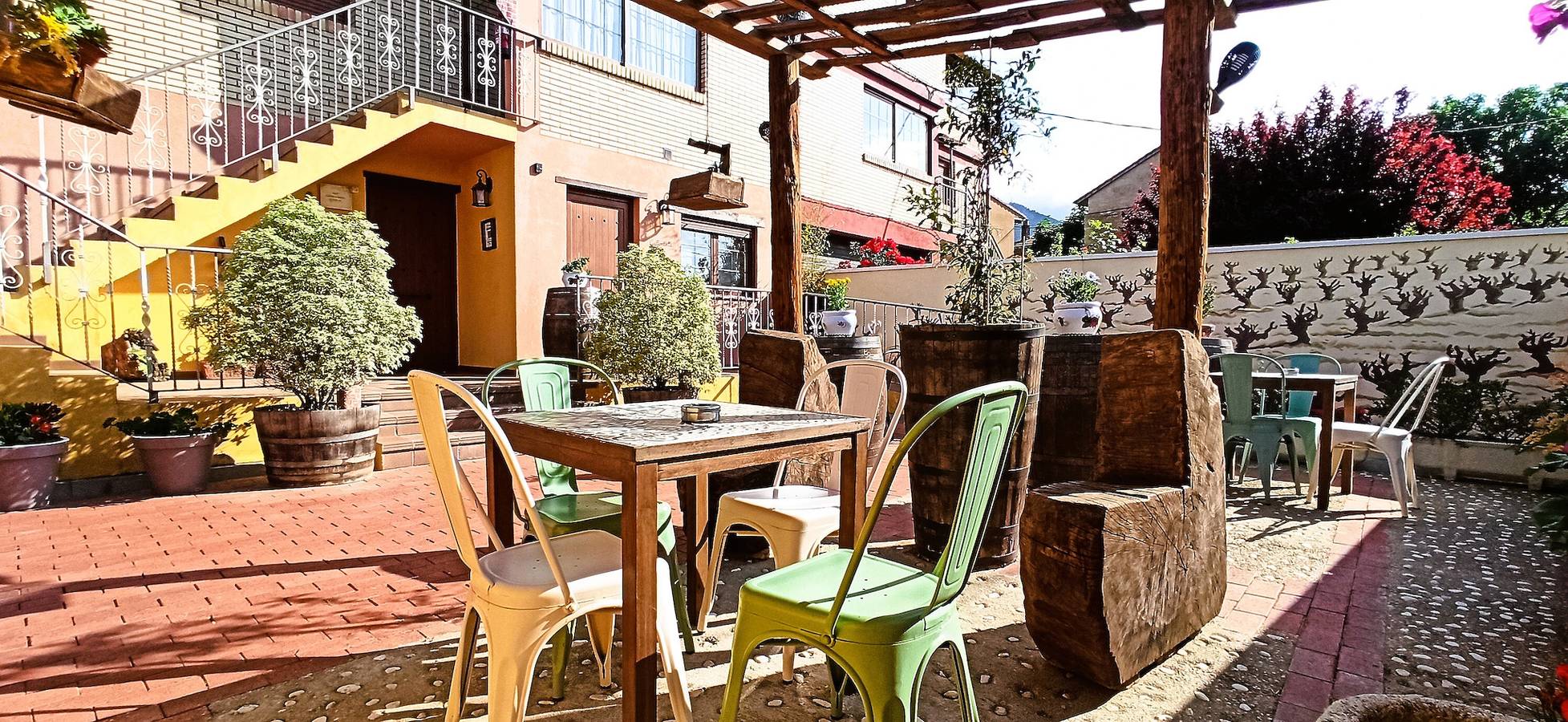 Apartamento entero, Apartamento 'El Guardaviñas Centenales' con vistas a la montaña, terraza compartida y Wi-Fi in Ábalos, Provincia de La Rioja