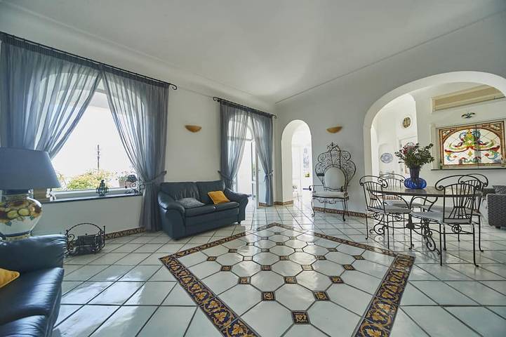 Casa Panoramica su golfo Napoli e porto di Capri, con terrazzo e Jacuzzi in Spiaggia Libera di Marina Grande, Capri