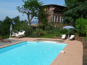 Gîte pour 4 personnes, avec terrasse ainsi que jardin et piscine à Les Mayons