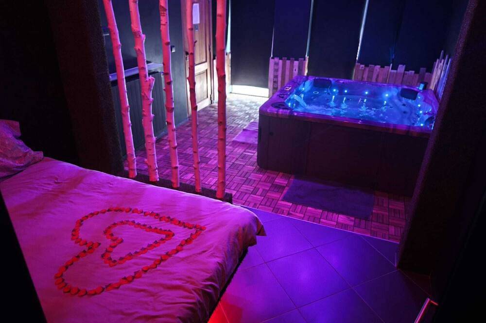 Geheel appartement, Love Jacuzzi Suite For 2 in Charleroi, Henegouwen