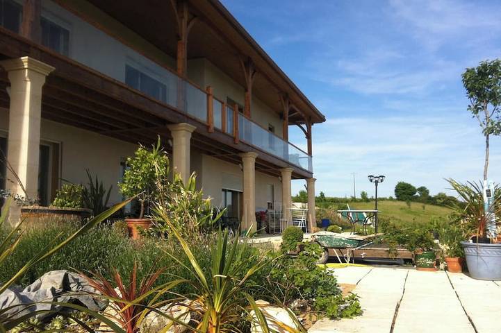 Gîte pour 5 personnes, avec jacuzzi ainsi que jardin et balcon à Catonvielle