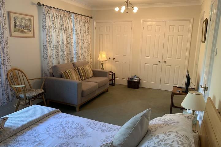 Ganze Wohnung, Luxus-Gartenwohnung in der Nähe von Windsor, London und Heathrow in Thorpe Park, Surrey