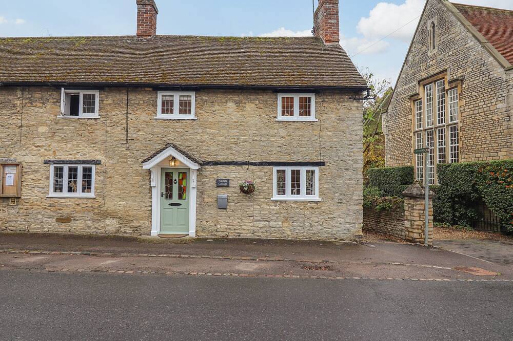 Wayside Cottage, pet friendly, with hot tub in Sharnbrook in Bedford