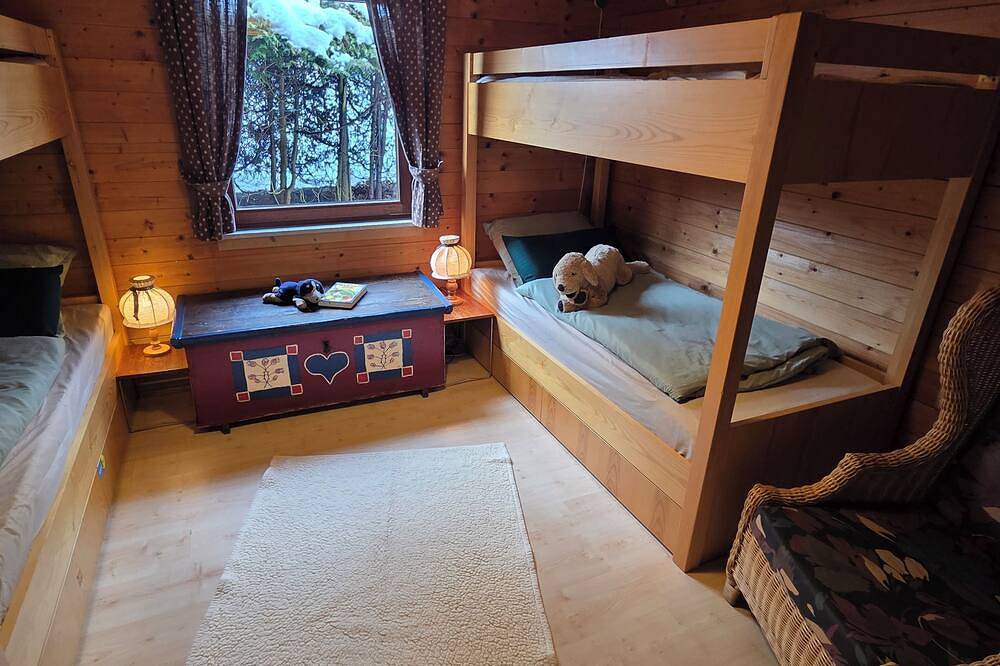 Die Schmugglerhütte. Kachelofen, Waldrand, eingezäunt, bis zu 3 Hunde willkommen in Haus im Wald, Grafenau