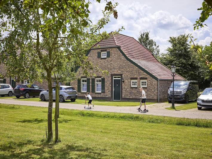 Vakantiehuis voor 9 personen, with Whirlpool and Terras as well as Tuin and Zwembad in Leudal