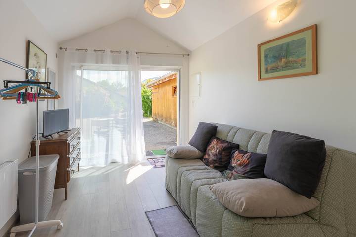 Entire studio, Studio Apartment 'Jardin Fleuri - Proche Foix' with Mountain View, Private Terrace and Wi-Fi in Saint-Paul-de-Jarrat, Ariège