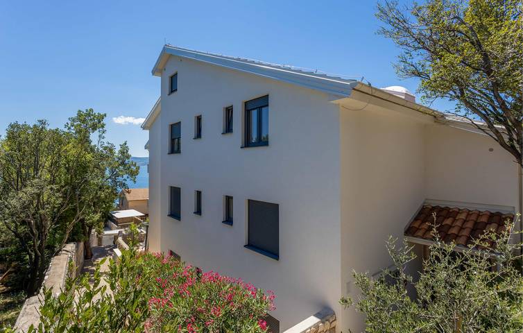 Ganze Ferienwohnung, Gemütliche 1-Zimmer-Wohnung mit Meerblick, Garten und Parkplatz in Strandnähe in Plaža Bribirska obala, Novi Vinodolski