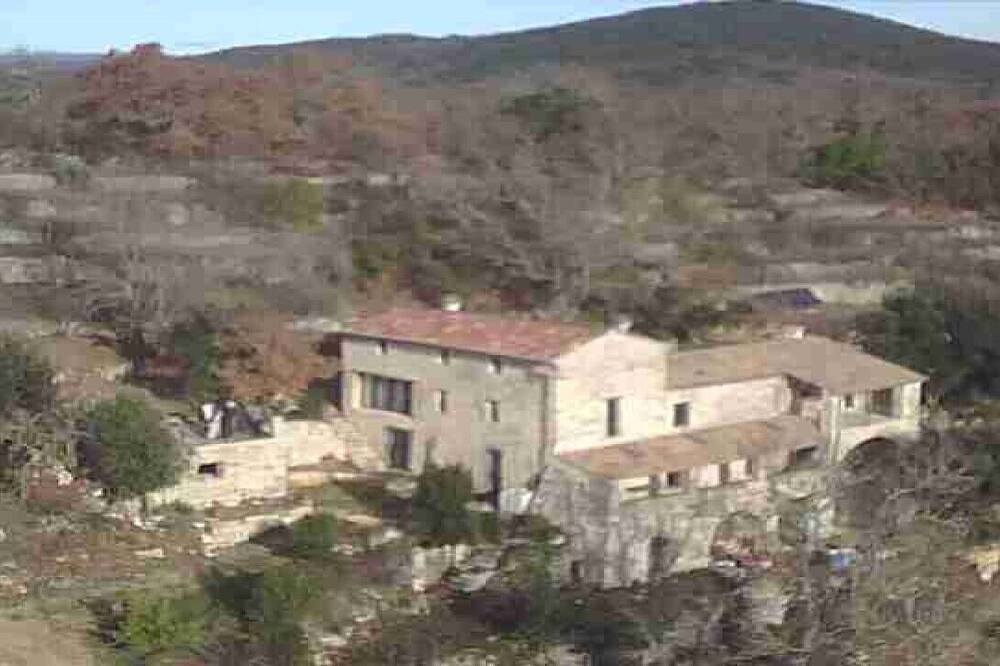 Isolated farmhouse in an exceptionally quiet, unpolluted location in Saint-Jean-de-Maruéjols-et-Avéjan, Alès und Umgebung