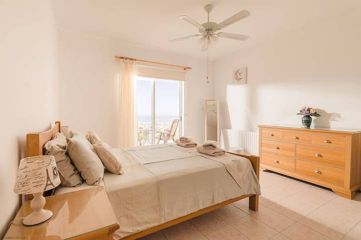 Villa Oleander - 4 bedroom Villa with Private Heated Pool, Hot Tub, Stunning Views in Sud di Cipro