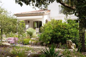 Gîte pour 4 personnes, avec terrasse ainsi que piscine et vue à Labeaume