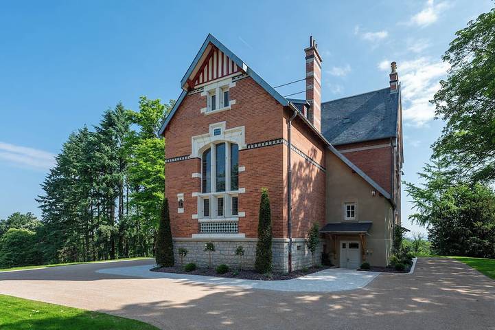 Gîte pour 14 personnes, avec Terrasse ainsi que Jardin et Piscine