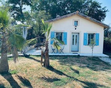 Gîte pour 4 personnes, avec terrasse ainsi que piscine et jardin dans Pizancon
