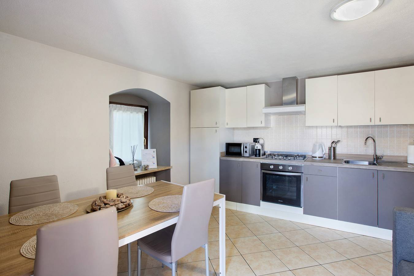 Appartement entier, Appartement "Maison Bebe Comboé" avec vue sur les montagnes, balcon et Wi-Fi in Chenaux, Comune di Pollein