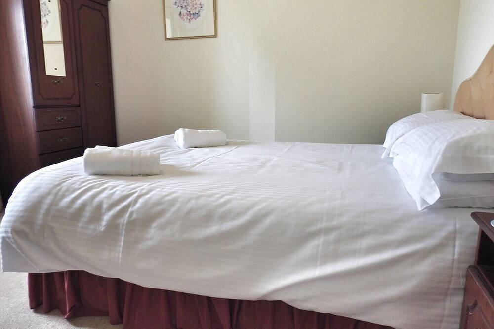 Achateny Cottage, 200m From a beautiful sandy Beach. in Highlands