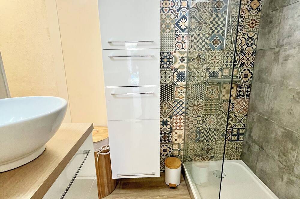 Maisonnette in the heart of Provence in a residence with shared swimming pool in Eyguières, Region de Arles