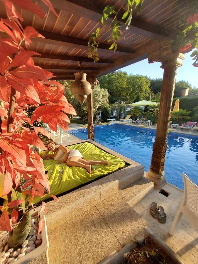 Gîte pour 3 personnes, avec vue et terrasse ainsi que piscine et jardin dans Pinheiro