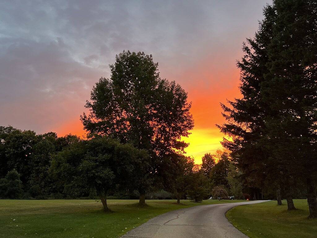 Cheerful Family Manor- Sleeps 25 w/hot tub and private pool in Amish Country in Geauga County