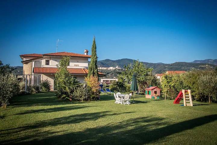 Villa per 7 persone, con Balcone e Idromassaggio nonché Terrazza e Giardino a Sarzana