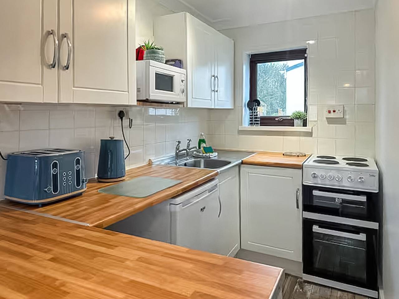 Chalet 12 - Coastlands Holiday Park in Permbrokeshire