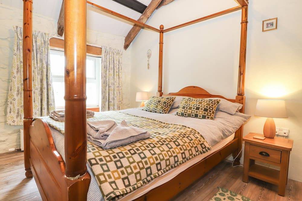 Bwthyn Alarch, family friendly, with hot tub in St Davids in Trefin, Pembrokeshire
