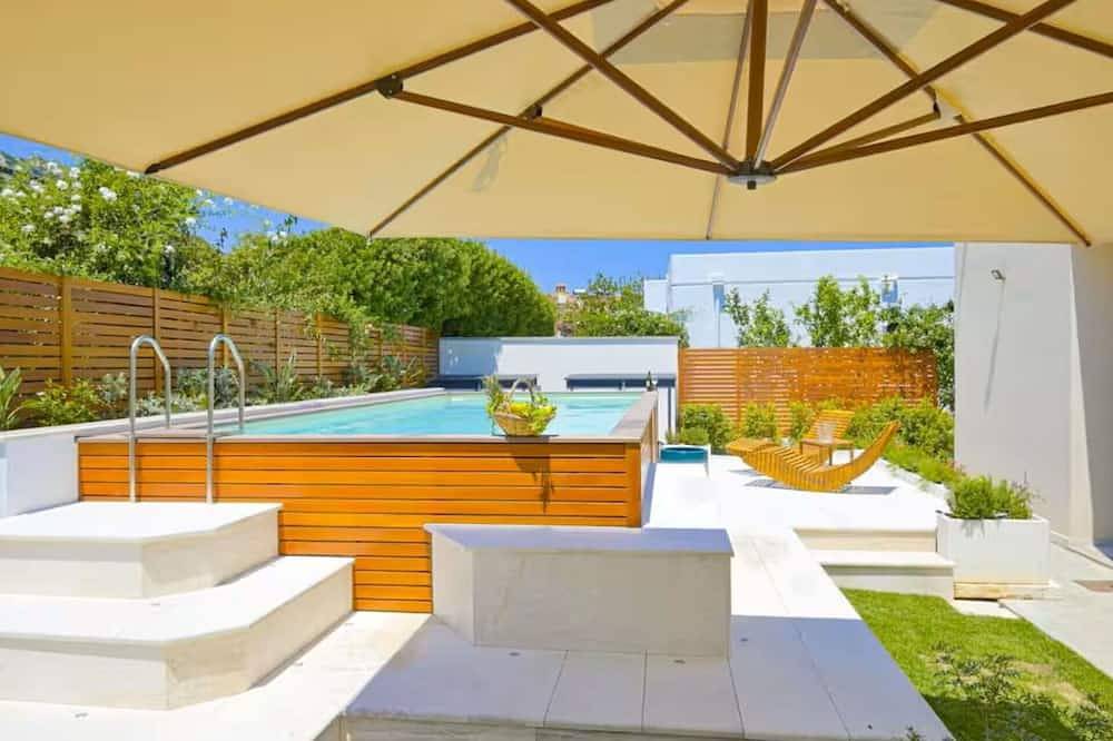 Schönes alleinstehendes Ferienhaus mit Klimaanlage,  W-Lan, Whirlpool, privatem Pool, Tv, Innenhof in Simius, Villasimius