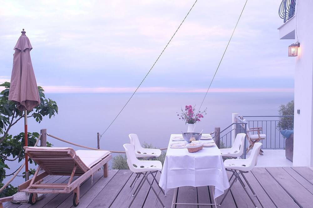 Modernes Traumhaus mit atemberaubendem 180 Grad Blick bis Antibes in Grimaldi (Ventimiglia), Ventimiglia